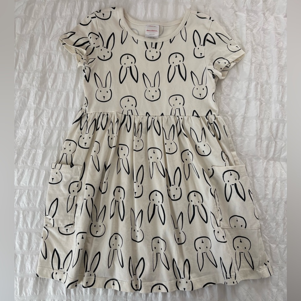 Short sleeve knit dress with bunny pattern